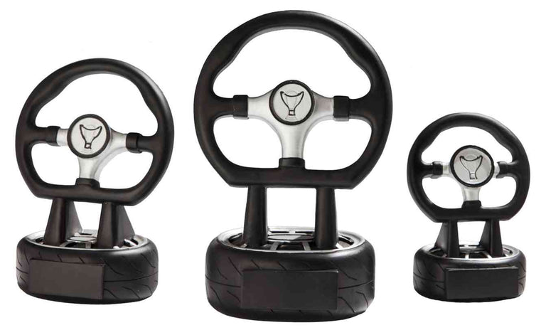 Das 3-er Serie Lenkrad 120 mm - 200 mm bietet drei Lenkradtrophäen in Schwarz und Silber mit Blanko-Namensschildern, erhältlich in den Größen klein, mittel und groß - ideal als Ehrenpreis oder Auszeichnung.