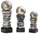 Die 3-er Serie Fußball 300 mm - 440 mm umfasst drei Metallic-Fußballtrophäen mit goldenen und silbernen Bällen, die auf schwarzen Sockeln übereinander liegen - ein idealer Ehrenpreis für außergewöhnliche Leistungen.