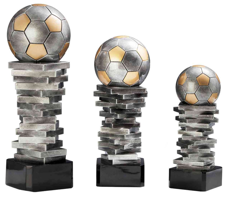 Die 3-er Serie Fußball 300 mm - 440 mm umfasst drei Metallic-Fußballtrophäen mit goldenen und silbernen Bällen, die auf schwarzen Sockeln übereinander liegen - ein idealer Ehrenpreis für außergewöhnliche Leistungen.