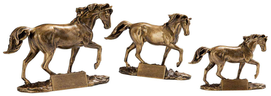 Drei bronzene Pferdestatuen unterschiedlicher Größe stehen in trabender Pose auf einem dekorativen Sockel. Jede Statue, die ein exklusives Design verkörpert, verfügt über eine leere rechteckige Plakette auf ihrem Sockel, die sich perfekt zur Personalisierung oder als besondere Trophäe eignet. Dieses Set ist bekannt als 3-er Serie Pferd 110x160 mm - 160x240 mm PK739474-3.