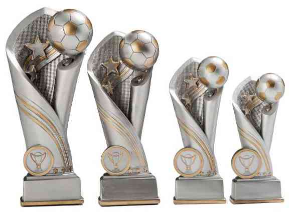Vier Trophäen der 4er Serie Fußball 135 mm – 200 mm PK739478-4-E25 mit einem Ball- und Sterndesign auf der Oberseite, aus hochwertigem Material gefertigt, in einer Reihe mit silbernen und goldenen Akzenten präsentiert.