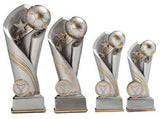 Vier Trophäen der 4er Serie Fußball 135 mm – 200 mm mit einem Ball- und Sterndesign auf der Oberseite, aus hochwertigem Material gefertigt, in einer Reihe mit silbernen und goldenen Akzenten präsentiert.
