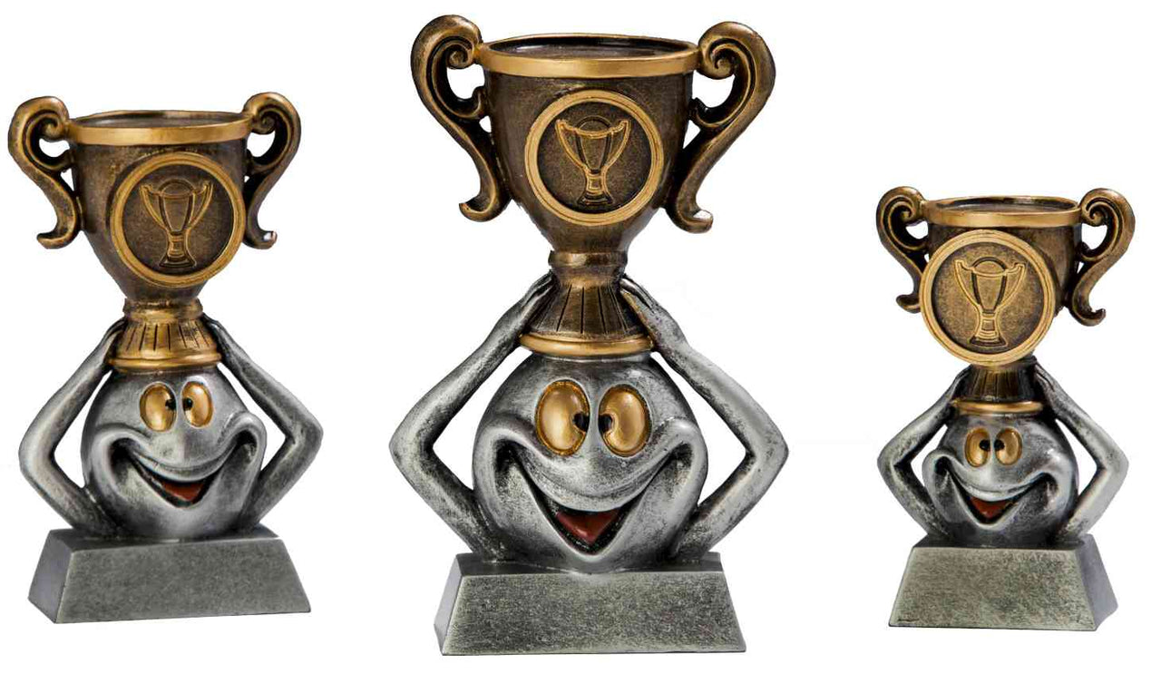 Drei POMEKI Trophäe-Trophäen mit Gesichtern darauf.