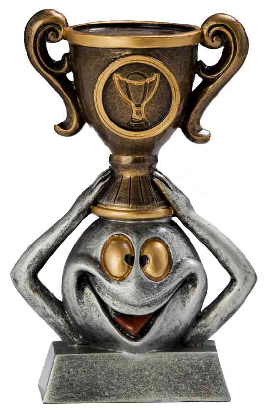 Eine lustige Comic-Pokalfigur (silberne lächelnde Figur) hält einen goldenen Pokal über dem Kopf. 3-er Serie Sonstiges 95 mm – 135 mm von POMEKI.