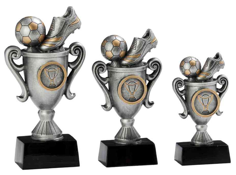 Drei Trophäen aus der Kollektion 3-er Serie Fußball 115 mm – 170 mm, jeweils mit einem silbernen Fußball- und Schuhdesign auf schwarzem Sockel, aus hochwertigen Materialien gefertigt und in unterschiedlichen Größen von links nach rechts angeordnet.