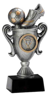 Thumbnail for Die 3-er Serie Fußball 115 mm - 170 mm zeigt eine silberne Trophäe mit einem Fußball und einem Schuh auf einem Becher mit Henkeln, der auf der Vorderseite mit einem goldfarbenen Trophäenemblem verziert ist. Das gesamte Stück ist aus hochwertigem Material gefertigt und auf einem schwarzen Sockel montiert.