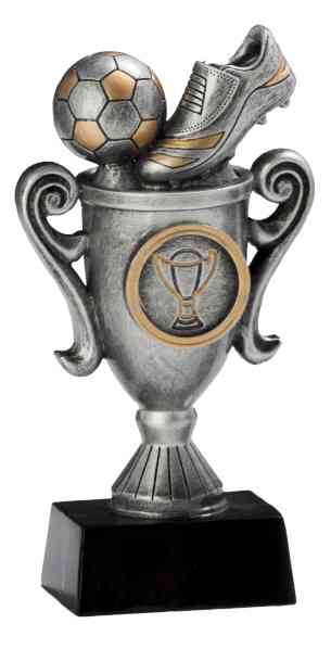 Die 3-er Serie Fußball 115 mm - 170 mm PK739493-91-3-E25 zeigt eine silberne Trophäe mit einem Fußball und einem Schuh auf einem Becher mit Henkeln, der auf der Vorderseite mit einem goldfarbenen Trophäenemblem verziert ist. Das gesamte Stück ist aus hochwertigem Material gefertigt und auf einem schwarzen Sockel montiert.
