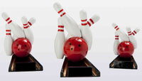 Thumbnail for Drei Bowling-/Kegelspiele der 3er-Serie 110 mm – 180 mm PK739497-95-3 zeigen eine rote Bowlingkugel, die weiße Kegel mit roten Streifen umwirft, die auf schwarzen Sockeln unterschiedlicher Höhe stehen.