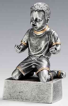 Eine kleine silberne Statue eines Kindes in Sportkleidung mit kurzen Haaren, das auf einem Knie kniet und in einer ausgelassenen Pose die Fäuste auf einem rechteckigen Sockel erhebt. Diese exquisit gestaltete Trophäe Fußball Kinder 90 mm ist aus hochwertigem Material gefertigt und fängt den Geist des Sieges perfekt ein.