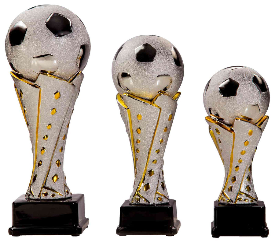 Drei Trophäen der 3er Serie Fußball 220 mm – 300 mm PK739622-3 in verschiedenen Größen mit silbernen und goldenen Akzenten auf schwarzen Sockeln aus hochwertigem Material, isoliert auf weißem Hintergrund.