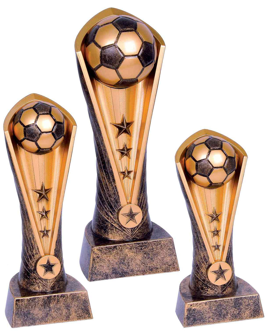 Drei 3-er Serie Fußball 190 mm - 270 mm PK739630-3 in unterschiedlichen Höhen, mit einem goldenen Fußball oben, Sternmotiven auf der Vorderseite und einem Stern an der Unterseite. Hergestellt mit exklusivem Design und hochwertigem Material.