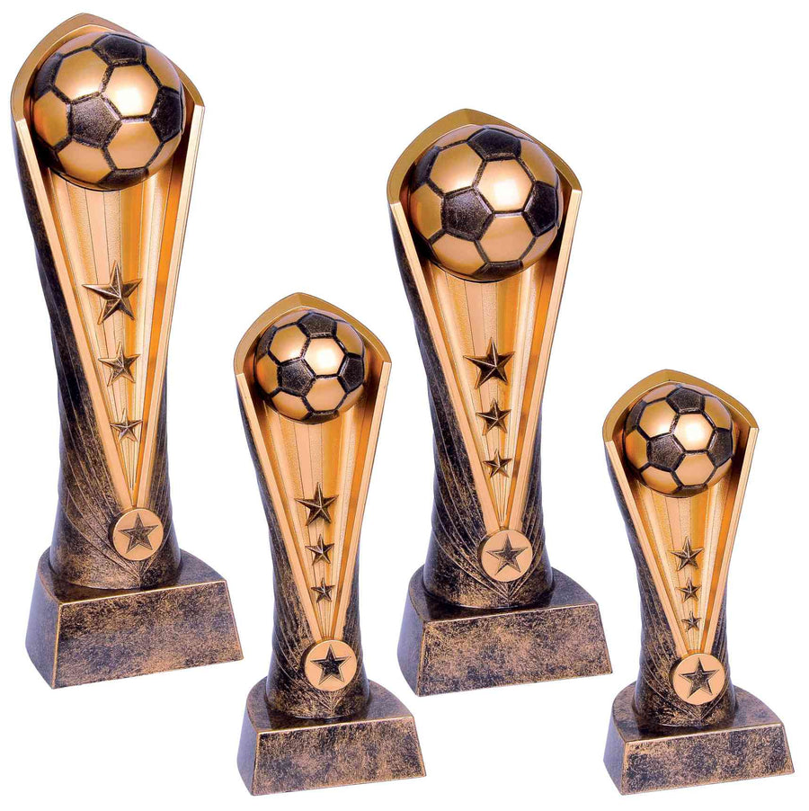 Vier Trophäen der 4er-Serie Fußball in ansteigender Größe, jede mit einem goldenen Fußball auf einer konischen Säule mit Sternenmotiv, auf quadratischen Sockeln aus hochwertigem Material.