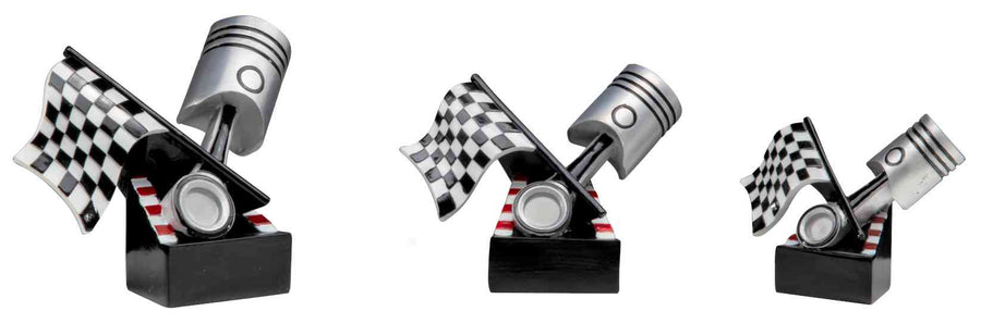 Drei identische 3-er Serie Motorsport 100 mm - 150 mm PK739640-3 mit einem Kolben und einer Zielflagge auf einer schwarzen Basis mit roten und weißen Akzenten. Ideal als Geschenk oder Auszeichnung für Rennsportbegeisterte.