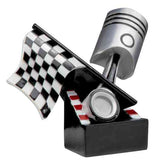 Thumbnail for Eine kleine Metallskulptur eines Kolbens und einer schwarz-weiß karierten Rennflagge, perfekt als Auszeichnung oder Trophäe, die 3-er Serie Motorsport 100 mm – 150 mm