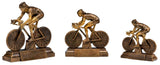 Drei bronzene Trophäen in unterschiedlichen Größen, jede zeigt einen Radfahrer in Aktion, montiert auf einem rechteckigen Sockel mit leerer Plakette. 3-er Serie Radsport Frauen 130x125 mm – 190x185 mm von POMEKI.