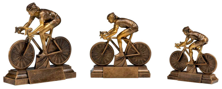 Drei bronzene Trophäen in unterschiedlichen Größen, jede zeigt einen Radfahrer in Aktion, montiert auf einem rechteckigen Sockel mit leerer Plakette. 3-er Serie Radsport Frauen 130x125 mm – 190x185 mm von POMEKI.