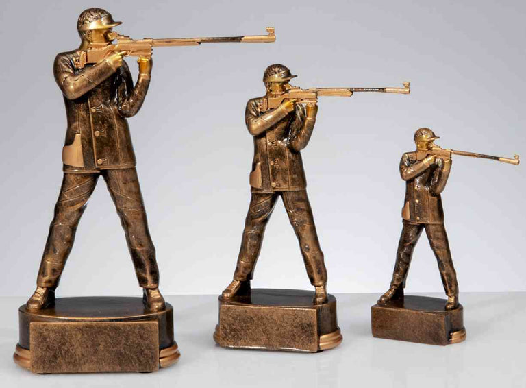 Die 3-er Serie Schützen Herren 130 mm - 210 mm zeigt drei bronzefarbene Trophäen in Zielhaltung mit Gewehren, präsentiert vor einem schlichten, hellen Hintergrund.