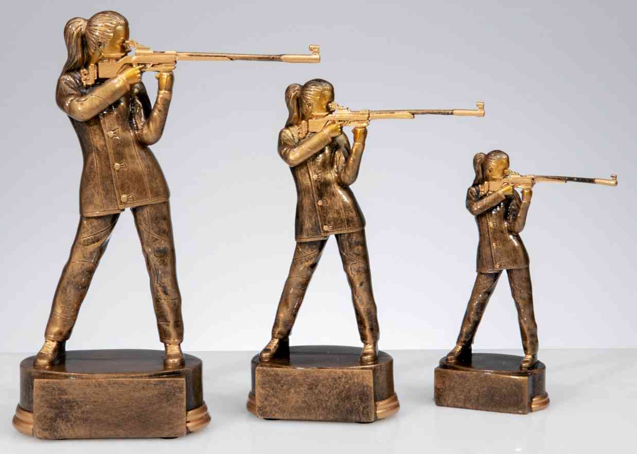 Drei bronzefarbene Trophäen zeigen eine Person, die mit einem Gewehr zielt, wobei jede Trophäe von links nach rechts größer wird und ein exklusives Design aus hochwertigem Material hervorhebt, die 3-er Serie Schützen Damen 130 mm – 210 mm PK739666-3.