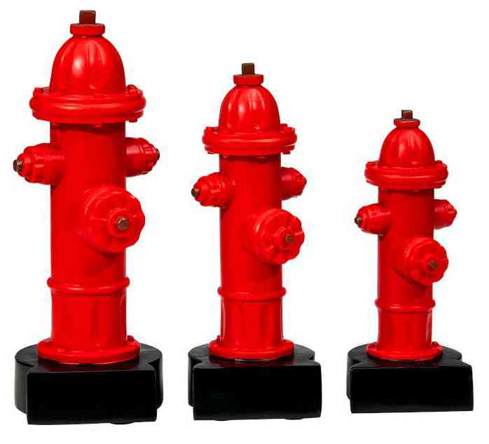 Drei Hydranten der 3-er Serie 170 mm – 230 mm PK739673-71-3 in verschiedenen Größen, gefertigt aus hochwertigem Material, werden auf schwarzen Sockeln präsentiert.