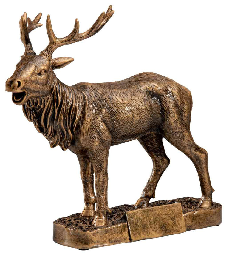 Ein Trophäe Hirsch 205x220 mm mit Geweih, stehend auf einem rechteckigen Sockel mit strukturierter Oberfläche, zeigt ein exklusives Design.
