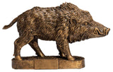 Die Trophäe Keiler 195x340 mm ist eine bronzefarbene Wildschweintrophäe mit detailliertem Fell, die auf einem ovalen Sockel steht und auf der Vorderseite eine kleine Blankoplakette aufweist.