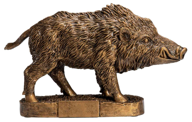 Die Trophäe Keiler 195x340 mm ist eine bronzefarbene Wildschweintrophäe mit detailliertem Fell, die auf einem ovalen Sockel steht und auf der Vorderseite eine kleine Blankoplakette aufweist.