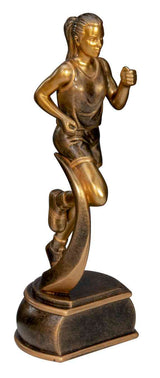 Die Trophäe Laufen Frau 165 mm ist eine bronzefarbene Statue einer Läuferin in Bewegung, die auf einem rechteckigen Sockel montiert ist. Die Läuferin mit Pferdeschwanz und sportlicher Kleidung fängt den Leistungsgeist perfekt ein.