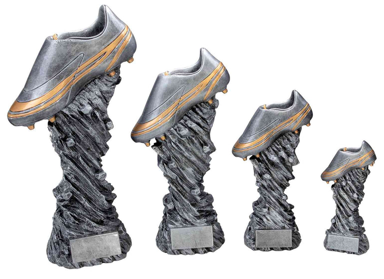 Vier geformte Fußballfiguren der 4er-Serie 200 mm – 445 mm mit einem Fußballschuh auf einem strukturierten Sockel, in unterschiedlichen Höhen, perfekt als Auszeichnung oder Erinnerungsstück.