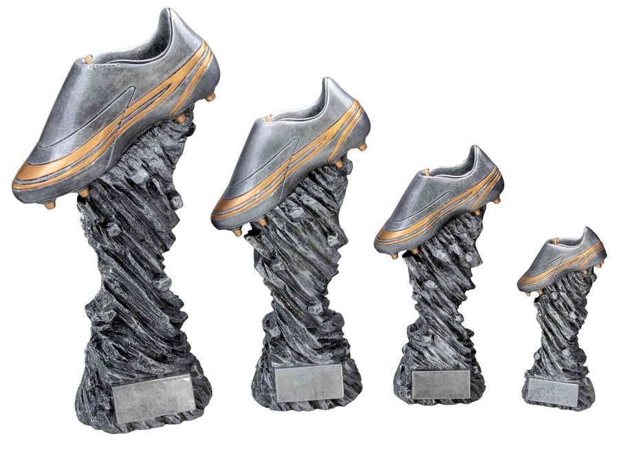 Vier geformte Fußballfiguren der 4er-Serie 200 mm – 445 mm PK739690-4 mit einem Fußballschuh auf einem strukturierten Sockel, in unterschiedlichen Höhen, perfekt als Auszeichnung oder Erinnerungsstück.
