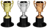 Drei Pokale mit Henkeln in Gold, Silber und Bronze auf schwarzen Rundsockeln vor weißem Hintergrund. Pokale Wilhelmshaven 3-er Pokalserie 105 mm von POMEKI.