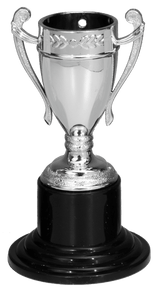 Thumbnail for Eine silberne POMEKI-Trophäe aus der Pokale Wilhelmshaven 3-er Pokalserie 105 mm auf schwarzem Sockel.