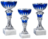 Drei nebeneinander angeordnete silberne Trophäen mit kobaltblauen Akzenten und Marmorsockeln, deren Größe von links nach rechts abnimmt, dienen als atemberaubende Pokale Konstanz 3-er Pokalserie 180 mm - 210 mm