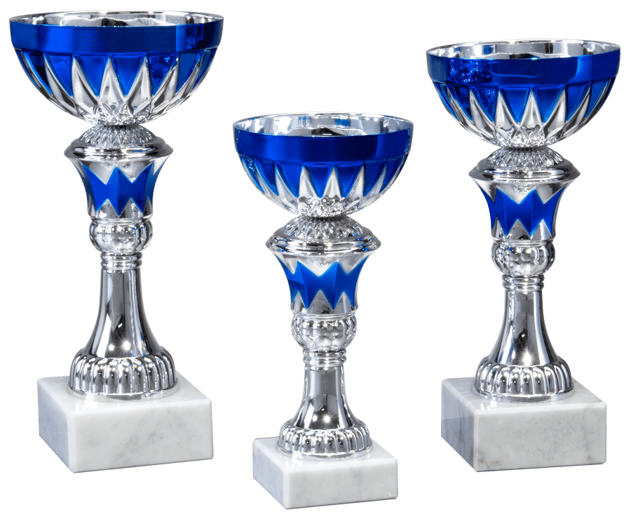 Drei nebeneinander angeordnete silberne Trophäen mit kobaltblauen Akzenten und Marmorsockeln, deren Größe von links nach rechts abnimmt, dienen als atemberaubende Pokale Konstanz 3-er Pokalserie 180 mm - 210 mm PK740270-3.