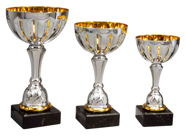 Drei silberne Pokale mit goldener Innenschale in abnehmender Größe auf schwarzen Marmorsockeln vor weißem Hintergrund. Pokale Ratingen 3-er Pokalserie von POMEKI.