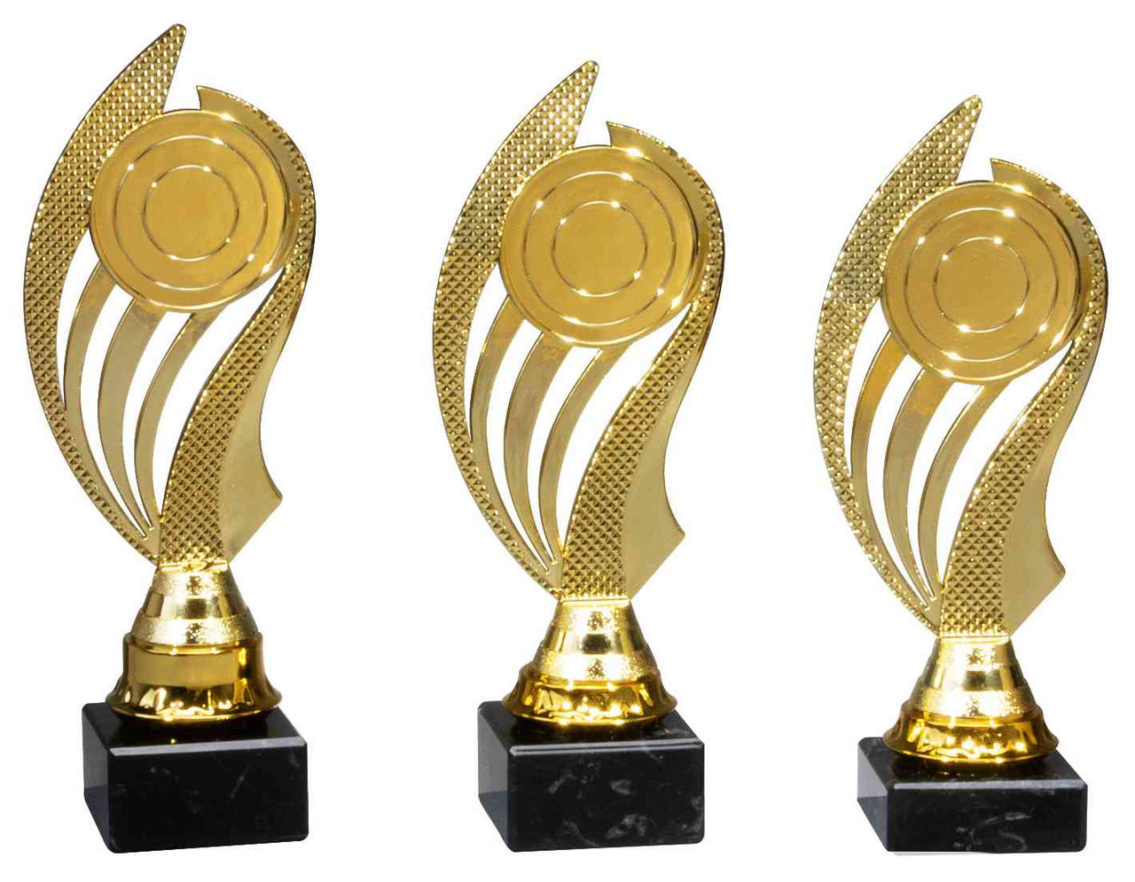 Drei goldene POMEKI Pokale Wetzlar 3- er Pokalserie 200 mm - 220 mm PK740450-3-E50 auf einem weißen Hintergrund.