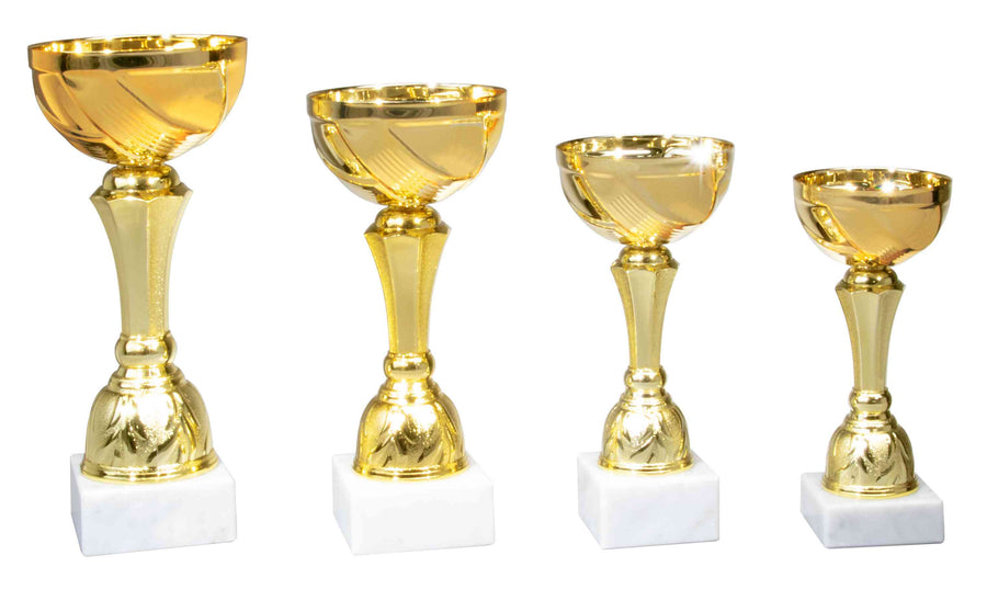 Vier goldene Trophäen unterschiedlicher Größe mit weißem Sockel werden in einer Reihe präsentiert, jede davon eine schimmernde Pokale Marl 4-er Pokalserie 157 mm – 220 mm PK740560-4 und ein wertvolles Erinnerungsstück.