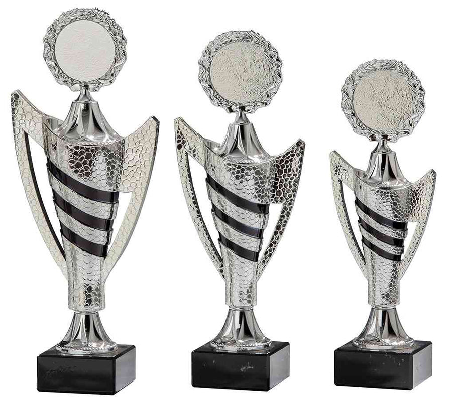 Drei silberne Pokale Castrop-Rauxel 3-er Pokalserie 265 mm - 310 mm PK754470-3-E50 mit schwarzem Sockel, exklusivem Design und runden Spitzen. Die Trophäen sind in unterschiedlichen Höhen, von der größten zur kleinsten angeordnet.