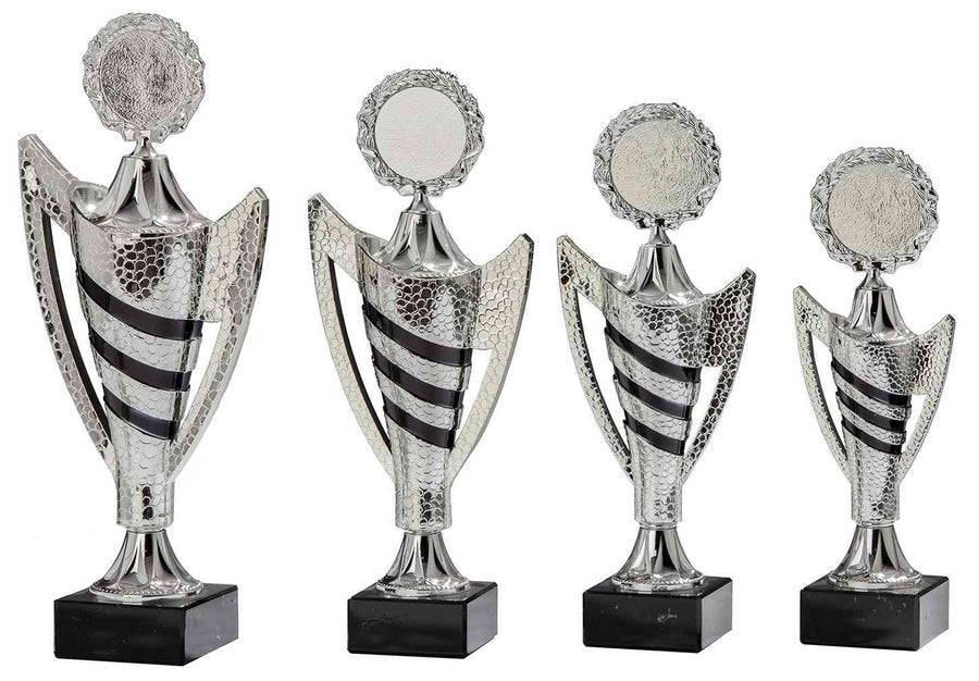 Vier silberne Trophäen mit schwarzem Sockel, unterschiedlicher Höhe, sind in einer Reihe aufgereiht. Jeder Pokale Landshut 4-er Pokalserie 265 mm - 341 mm PK754470-4-E50 hat ein rundes Emblem auf der Oberseite und schwarze Streifen auf dem Körper.