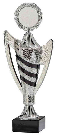 Thumbnail for Eine silberne Trophäe mit exklusivem Design, mit einem strukturierten Muster und schwarzen diagonalen Streifen. Der Pokal Castrop-Rauxel 3-er Pokalserie 265 mm - 310 mm PK754470-3-E50 hat oben eine runde Platte und ist auf einem eleganten schwarzen Sockel montiert.