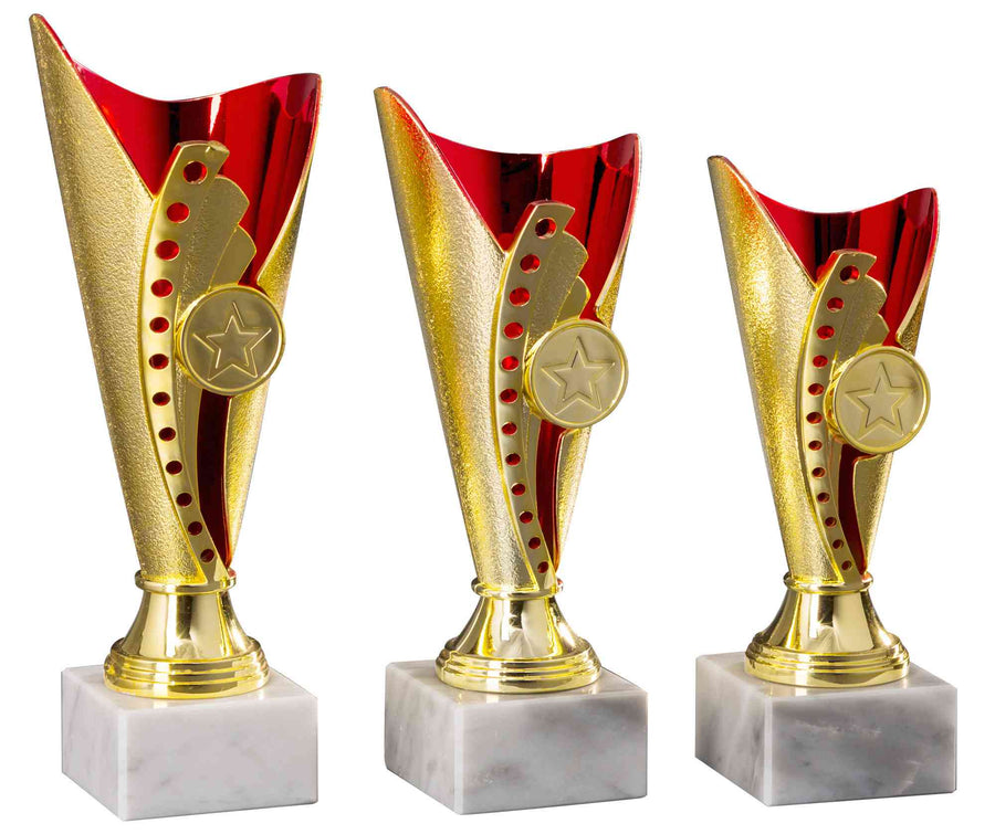 Drei gold-rote Trophäen mit Sternemblem auf weißem Marmorsockel, in absteigender Reihenfolge vom größten zum kleinsten, ergeben eine Pokale Bad Homburg 3-er Pokalserie 170 mm – 210 mm PK754560-3-E25 und ein ideales Geschenk.