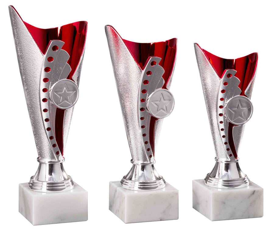 Drei silberne und rote Trophäen mit Sternemblem, montiert auf weißen Marmorsockeln, in absteigender Reihenfolge der Höhe angeordnet, jede dient als ausgezeichneter Pokal Nordhorn 3-er Pokalserie 170 mm - 210 mm PK754570-3-E25.