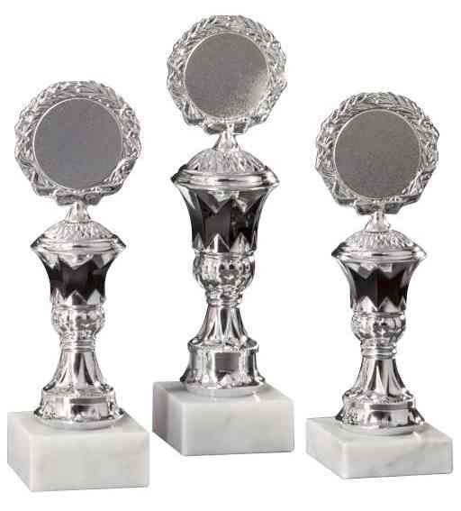 Drei Pokale Lahr 3-er Pokalserie 197 mm – 225 mm PK754600-3-E50 mit komplizierten Designs und runden Oberteilen, stehend auf quadratischen Sockeln aus weißem Marmor.