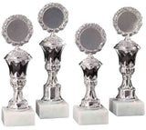 Vier silberne Trophäen in exklusivem Design mit runden Spitzen, die an einen prestigeträchtigen Ehrenpreis erinnern und auf weißen quadratischen Sockeln stehen: Pokale Soest 4-er Pokalserie 197 mm - 235 mm