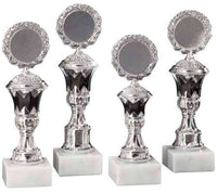 Thumbnail for Vier silberne Trophäen in exklusivem Design mit runden Spitzen, die an einen prestigeträchtigen Ehrenpreis erinnern und auf weißen quadratischen Sockeln stehen: Pokale Soest 4-er Pokalserie 197 mm - 235 mm PK754600-4-E50.