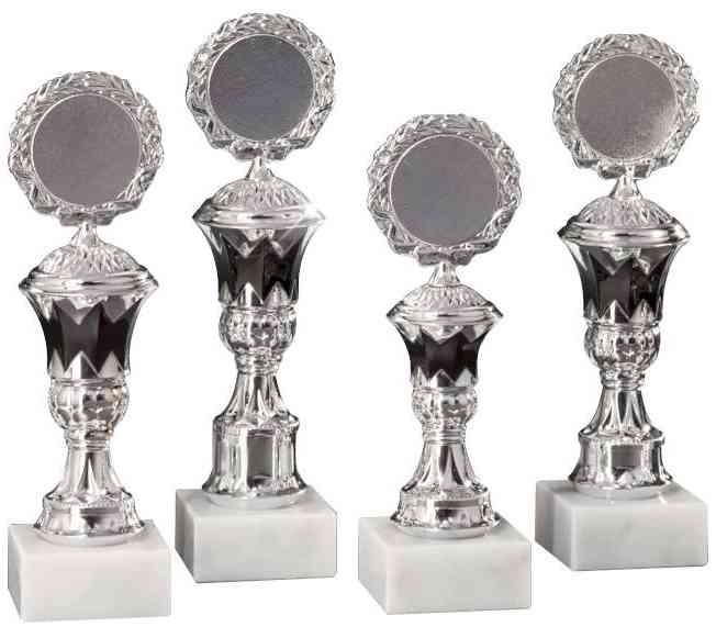 Vier silberne Trophäen in exklusivem Design mit runden Spitzen, die an einen prestigeträchtigen Ehrenpreis erinnern und auf weißen quadratischen Sockeln stehen: Pokale Soest 4-er Pokalserie 197 mm - 235 mm