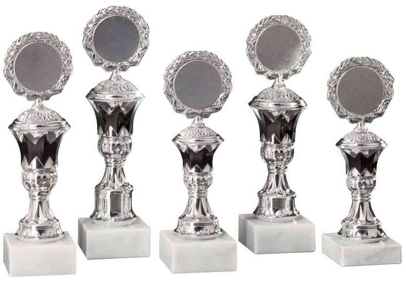 Fünf silberne Pokale Cuxhaven 5-er Pokalserie 197 mm – 246 mm PK754600-5-E50 mit kunstvollem Design und runden Platten obenauf, jeweils auf einem weißen rechteckigen Sockel stehend – ein perfektes Geschenk für jede besondere Auszeichnung.