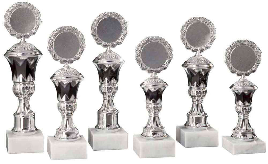 Sechs Pokale Bornheim 6-er Pokalserie 197 mm – 265 mm PK754600-6-E50 mit runden Oberteilen und weißen Sockeln sind in einer Reihe angeordnet.