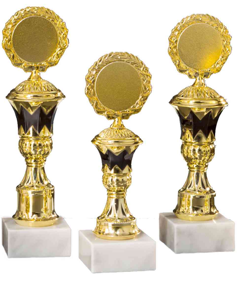 Drei Pokale Melle 3-er Pokalserie 197 mm – 225 mm PK754610-3-E50 mit runden Plaketten an der Oberseite, jeweils auf einem Sockel aus weißem Marmor montiert, aus hochwertigem Material gefertigt.