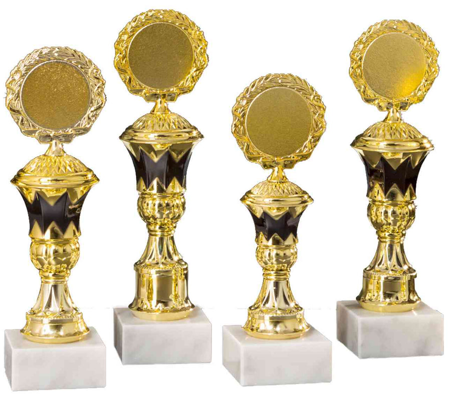 Vier goldene Trophäen mit runden Plaketten und verzierten Stielen, montiert auf weißen Marmorsockeln, in einer Reihe angeordnet, wie die geschätzten Pokale Dülmen 4-er Pokalserie 197 mm – 235 mm PK754610-4-E50, die vor Stolz strahlen.