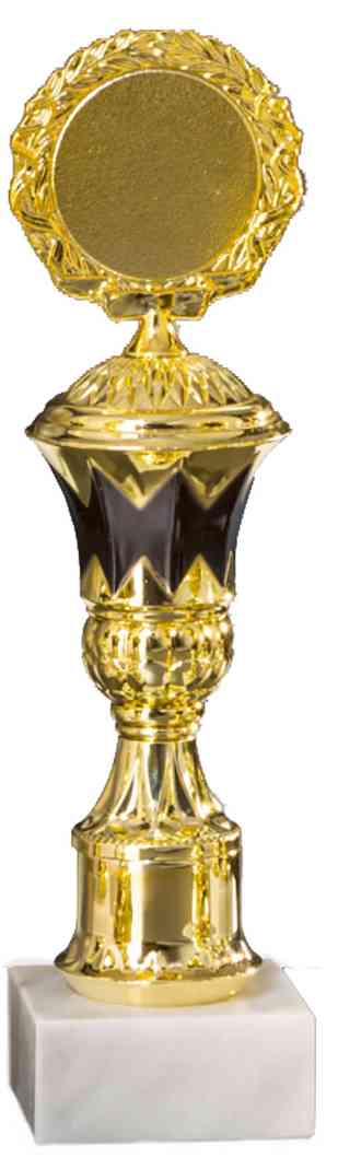 Eine Pokale Hennef 6-er Pokalserie 197 mm – 265 mm PK754610-6-E50 mit exklusivem Design und kunstvollen Details auf einem schwarz-goldenen Sockel, gekrönt von einer runden, schlichten Goldplatte, montiert auf einem weißen Marmorsockel.